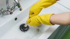 Sbohem, ucpaným trubkám! 5 způsobů čištění, které zvládnete sami