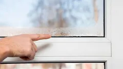 Jak na zamlžená okna: jednoduché triky proti vlhkosti a rosení doma