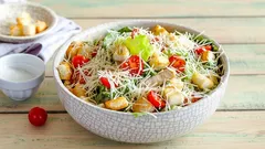 Jak připravit klasický salát Caesar? Krok za krokem od ingrediencí až po dresink